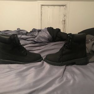 Black timberlands women’s 7 or men’s 5